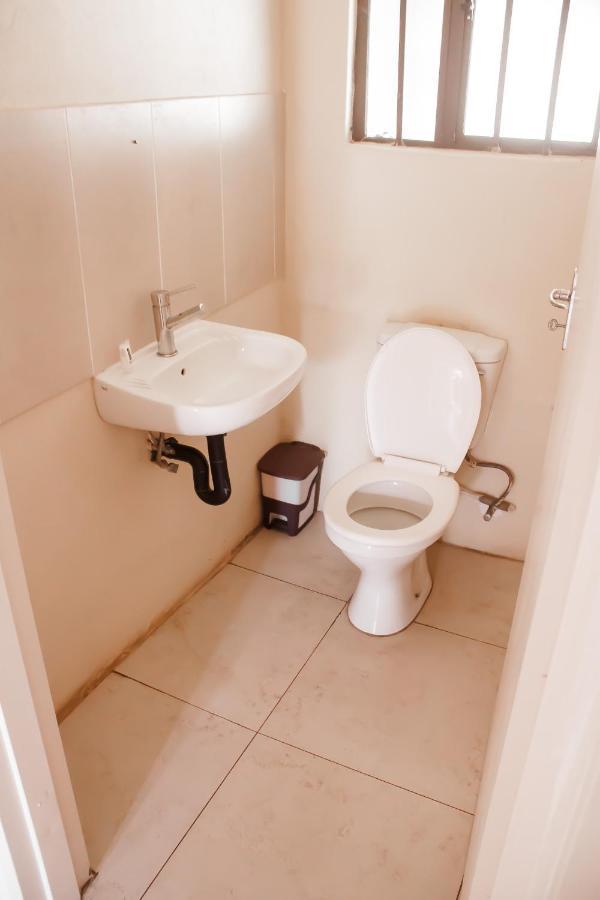 Leeville Guesthouse 卡萨内 外观 照片